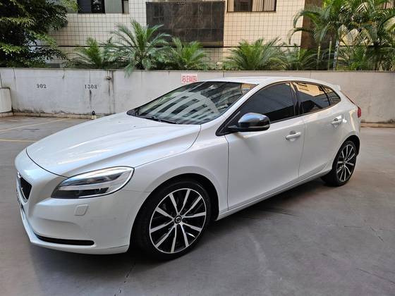 VOLVO V40 2.0 T4 MOMENTUM GASOLINA 4P AUTOMÁTICO